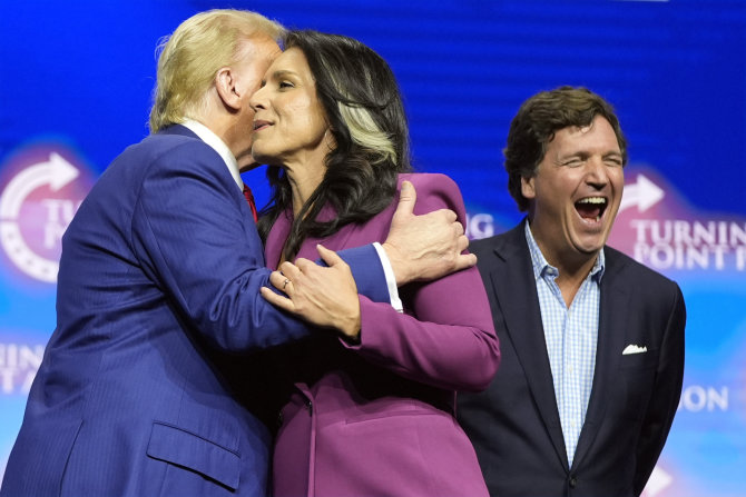 „Scanpix“/AP nuotr./Donaldas Trumpas ir Tulsi Gabbard