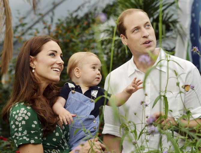 „Reuters“/„Scanpix“ nuotr./Princas Williamas ir Kembridžo hercogienė Catherine su sūnumu George'u