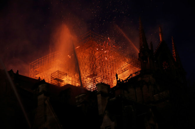 AFP/„Scanpix“ nuotr./Deganti Paryžiaus Dievo Motinos katedra