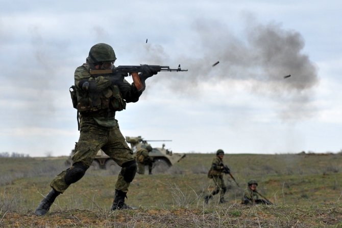 AFP/„Scanpix“ nuotr./Rusijos kariai per pratybas netoli Čečėnijos
