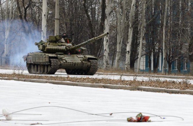 AFP/„Scanpix“ nuotr./Rusijos tankas T-72 prie Donecko oro uosto