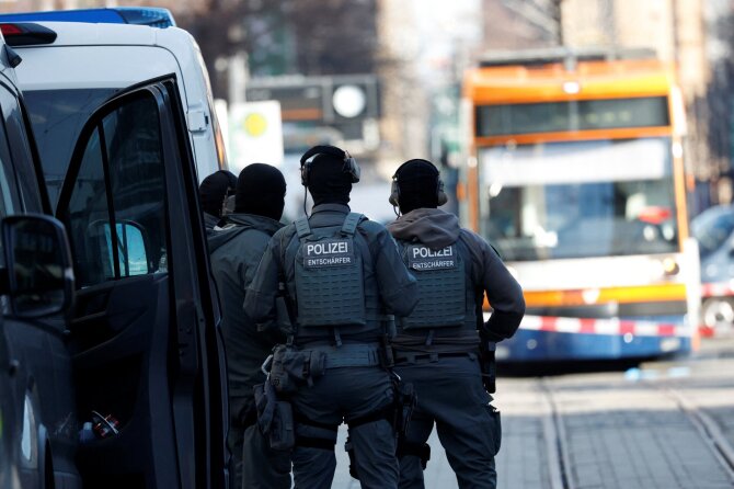 Policijos pareigūnai įvykio vietoje Manheime / Heiko Becker / REUTERS/