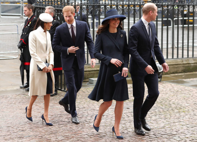 AFP/„Scanpix“ nuotr./Princas Harry su Meghan Markle ir princas Williamas su Kembridžo hercogiene Catherine