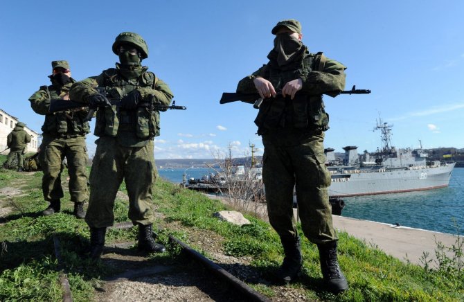 AFP/„Scanpix“ nuotr./Rusijos kariai netoli Ukrainos karinio laivo „Slavutyčius“, Sevastopolyje.