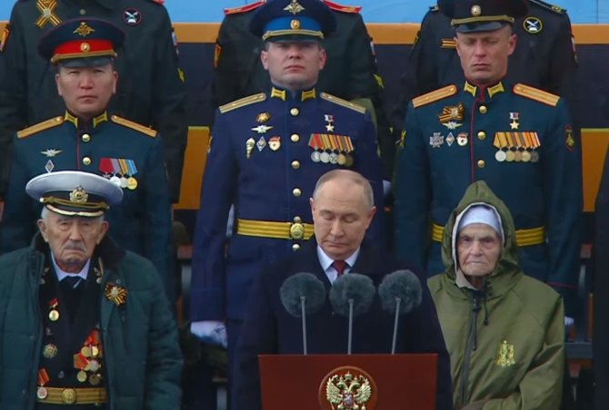 Stopkadras/Pergalės parade tiesiai už Vladimiro Putino sėdėjo kariškis iš Bučoje buvusios divizijos