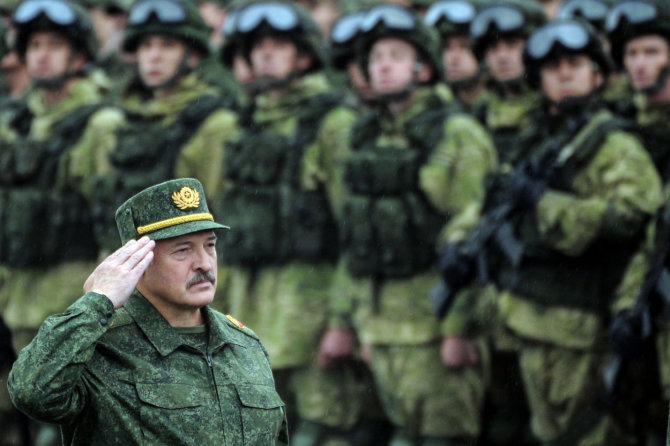 AFP/„Scanpix“ nuotr./Aliaksandras Lukašenka per bendras Rusijos ir Baltarusijos karines pratybas „Zapad“