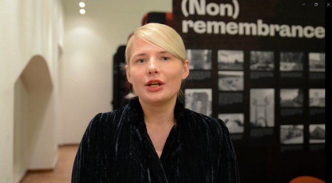 Dr. Monika Rogers lankosi parodos „Europos Gulagas“ uždaryme / LGGRTC nuotr.
