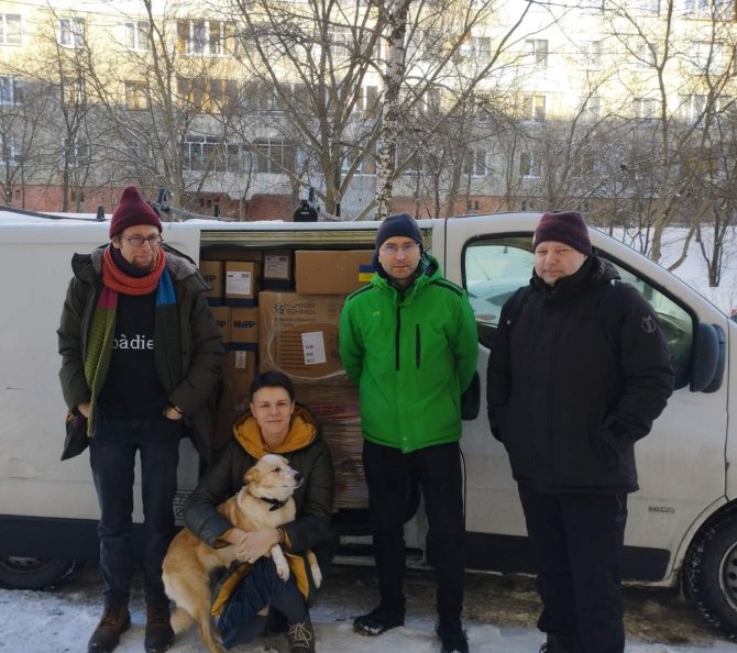 Rašytojų sąjungos autobusiukas Lvive: Marius Burokas, Kateryna Michalicyna su šunimi Bulka, Donatas Petrošius ir Rimantas Kmita