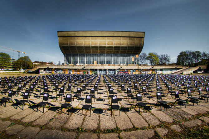 Akcijos organizatorių nuotr./Išrikiuotos kėdės prie Vilniaus koncertų ir sporto rūmų