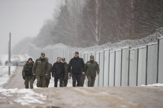 „AP“/„Scanpix“/Lenkijos vidaus reikalų ministras Mariuszas Kaminskis Baltarusijos pasienyje