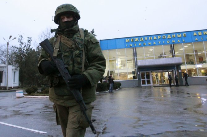 „Reuters“/„Scanpix“ nuotr./Ginkluotas vyras prie Simferopolio oro uosto