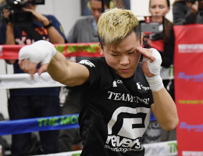 AFP/„Scanpix“ nuotr./Floydas Mayweatheris ir Tenshinas Nasukawa pristatė kovą, kuris vyks gruodžio 31 dieną Tokijuje