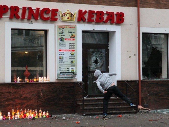 „Twitter“ nuotr./Po jaunuolio mirties prie kebabinės Elko mieste Lenkijoje kilo riaušės