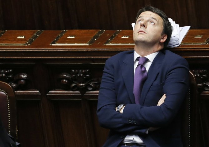 „Scanpix“ nuotr./Matteo Renzi neturi kantrybės taikstytis su apkerpėjusiomis Italijos politikos konvencijomis