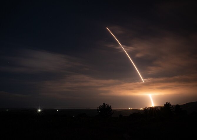 Vandenbergo kosmoso pajėgų nuotr./Tarpžemyninės balistinės raketos „Minuteman III“ paleidimas 2025 m.