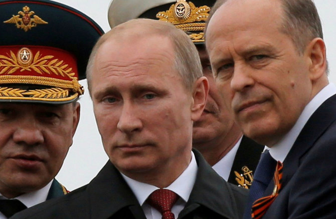 „Reuters“/„Scanpix“ nuotr./Sergejus Šoigu, Vladimiras Putinas ir Aleksandras Bortnikovas