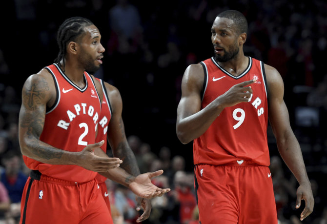 „Scanpix“/AP nuotr./Kawhi Leonardas ir Serge'as Ibaka