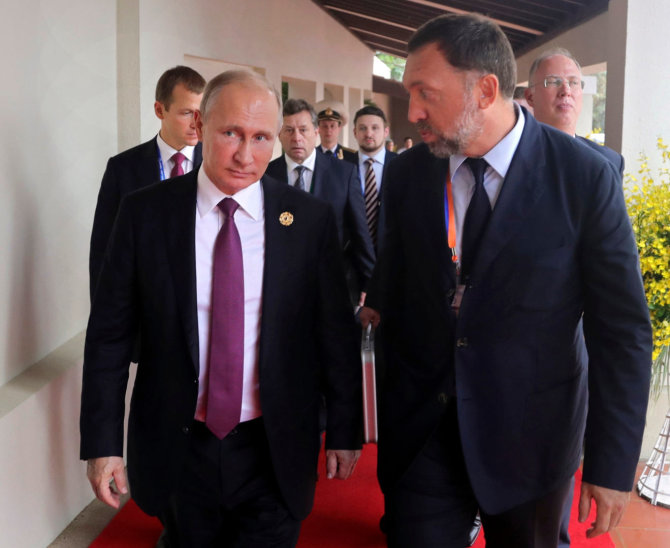 „Scanpix“/AP nuotr./Vladimiras Putinas (kairėje) ir Olegas Deripaska 2017 metų lapkritį