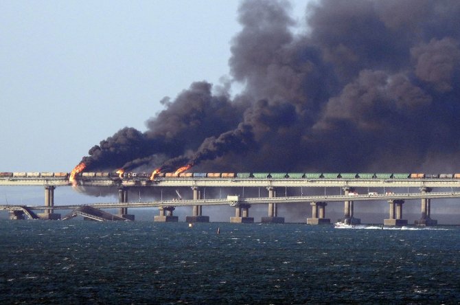 AFP/„Scanpix“ nuotr./Krymo tiltas po sprogimo