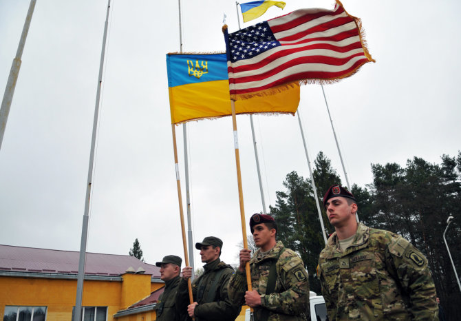 „Scanpix“/„RIA Novosti“ nuotr./Ukrainos kariai per amerikiečių instruktorių treniruotę