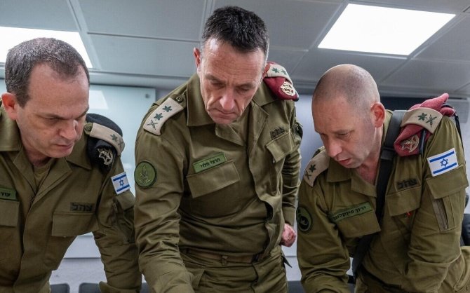 IDF/Izraelio gynybos pajėgų (IDF) štabo viršininkas Herzi Halevi (centre)