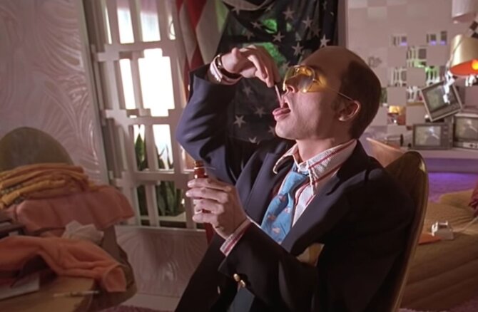 Stopkadras/Adrenochromo vartojimo scena iš filmo „Baimė ir neapykanta Las Vegase“