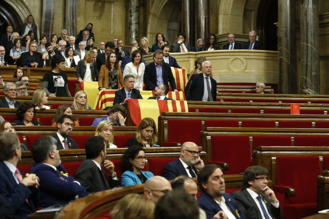 „Scanpix“/AP nuotr./Katalonijos valdantieji vienašališką nepriklausomybės deklaraciją pasirašė pustuštėje parlamento salėje