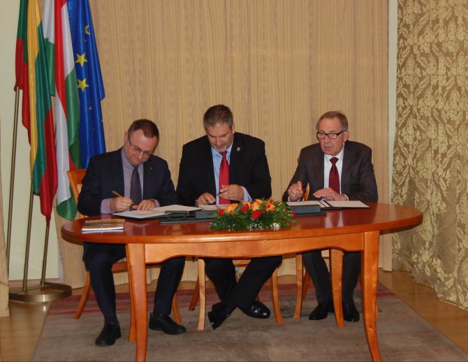 Vengrijos ambasados nuotr./Eksplos vadovas Kęstutis Jasiūnas, ELI-HU vykdantysis vadovas Lórántas Lehrneris ir Šviesos konversijos vadovas Algirdas Juozapavicius (iš kairės į dešinę)