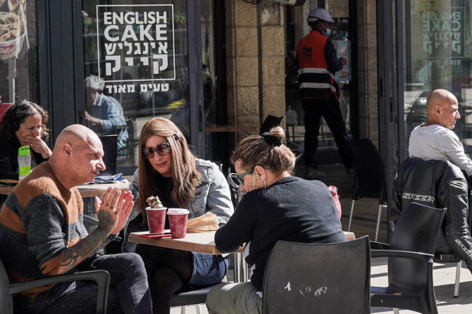 „Scanpix“ nuotr./Izraelyje visiškai paskiepijus 40 proc. gyventojų buvo atidaryti restoranai ir barai