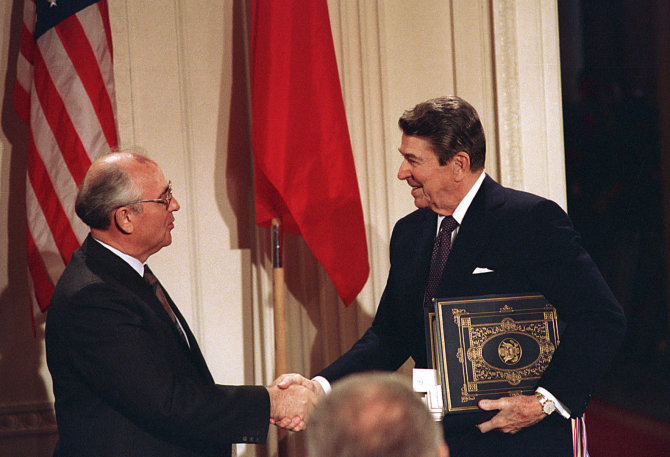 „Scanpix“/AP nuotr./R.Reaganas ir M.Gorbačiovas (kairėje) INF pasirašė 1987 metais