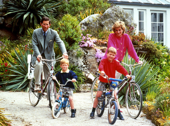 „Scanpix“ nuotr./Princesė Diana ir princas Charlesas su sūnumis Williamu ir Harry (1989 m.)