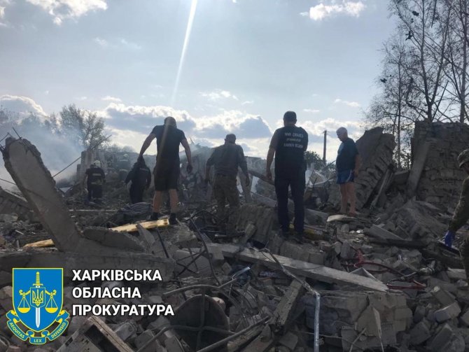 Ukrainos Generalinės prokuratūros nuotr./Rusijos pajėgos smogė maisto prekių parduotuvei Charkivo srityje
