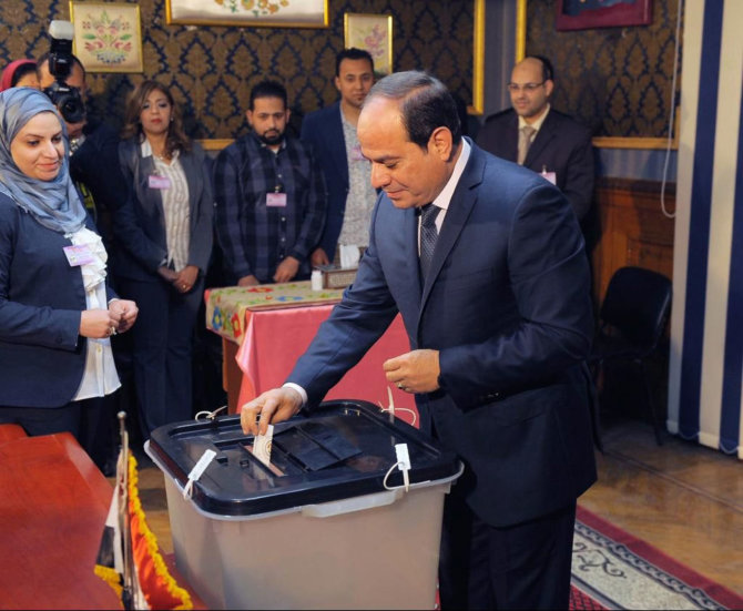 „Scanpix“/„SIPA“ nuotr./Abdel Fattahas el Sisi balsavo prezidento rinkimuose