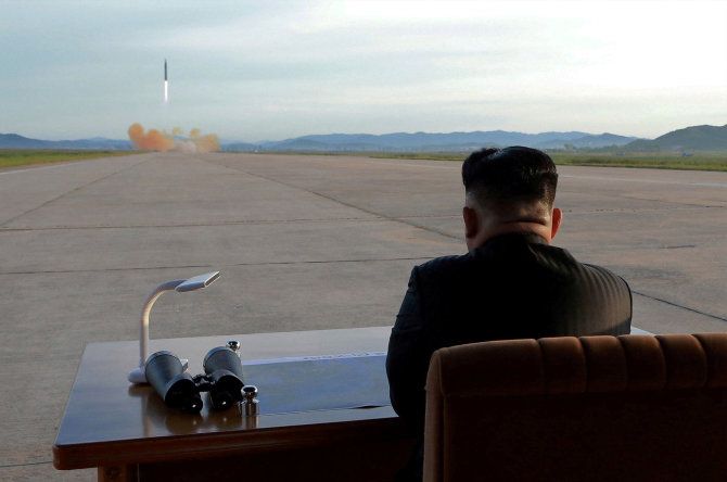 „Reuters“/„Scanpix“ nuotr./Kim Jong Unas stebi balistinės raketos paleidimą.