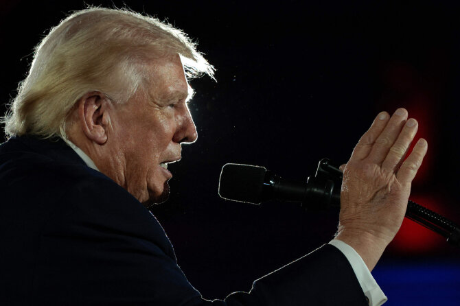 Donaldas Trumpas / CHIP SOMODEVILLA / Getty Images via AFP