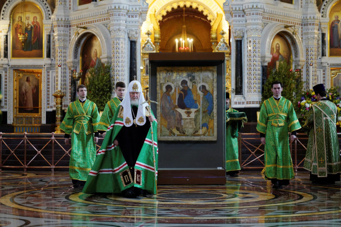 „Reuters“/„Scanpix“ nuotr./Patriarchas Kirilas Andrejaus Rubliovo „Trejybės“ fone