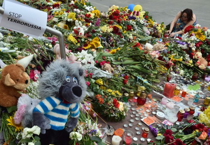 AFP/„Scanpix“ nuotr./Gėlės nešamos prie Nyderlandų ambasados Kijeve