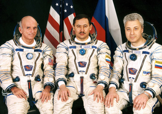 Wikimedia commons iliustr./„Sojuz TM-32“ ekipažas: Dennis Tito, Talgatas Musabajevas ir Jurijus Baturinas