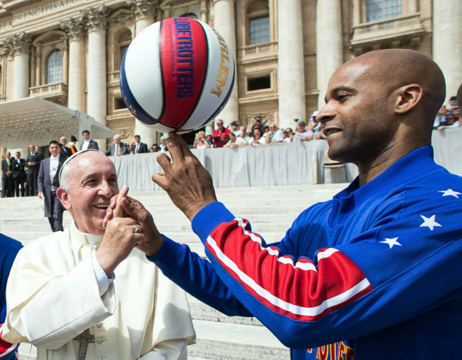 „Scanpix“/AP nuotr./„Harlem Globetrotters“ krepšininkai triukų moko net Popiežių.