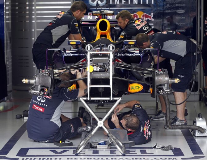 „Red Bull“ mechanikai dirba prie Sebastiano Vettelio bolido