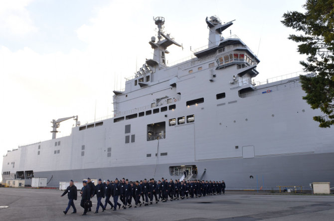 „Scanpix“/„SIPA“ nuotr./Rusijos jūrų pėstininkai prie laivo „Vladivostok“