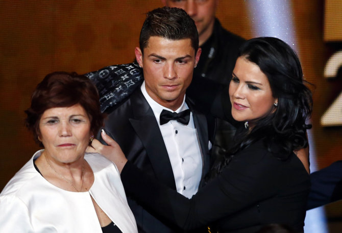 „Reuters“/„Scanpix“ nuotr./Cristiano Ronaldo teigė, kad labiausiai dėl skandalo jaudinasi jo mama Dolores Aveiro ir sesuo Katia Aveiro.