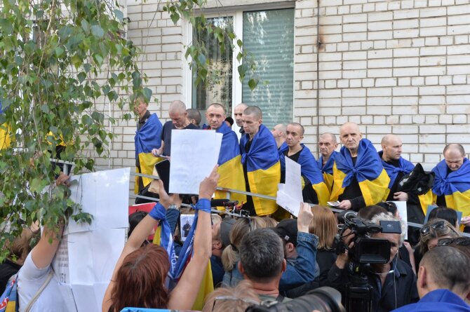 „Scanpix“/„SIPA“ nuotr./Iš nelaisvės grįžę ukrainiečiai kariai