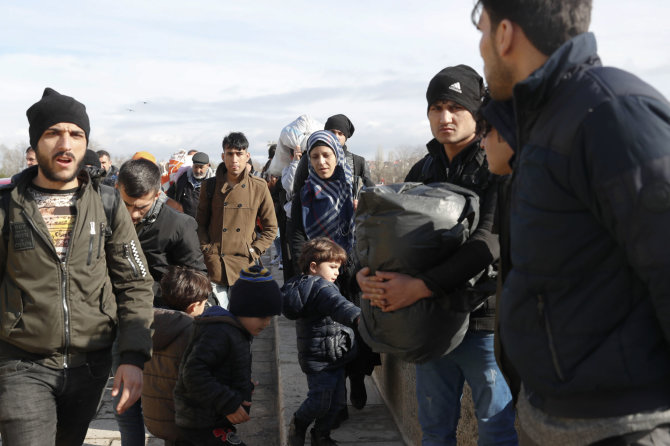 „Scanpix“/AP nuotr./Migrantai Turkijoje eina sienos su Graikija link
