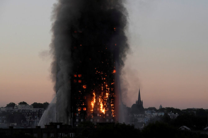 „Reuters“/„Scanpix“ nuotr./Pražūtingas Grenfell Tower gaisras Londone