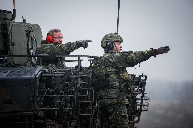 „DPA“/„Picture-Alliance“/„Scanpix“/Vokietijos gynybos ministras Borisas Pistorius su kariais