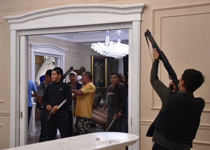 AFP/„Scanpix“ nuotr./Kirgizijoje šturmuojama Almazbeko Atambajevo rezidencija