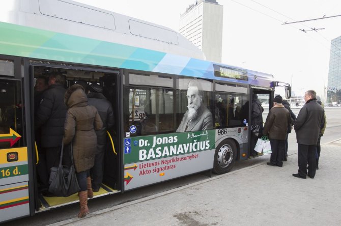 Autobusas, papuoštas Jono Basanavičiaus atvaizdu