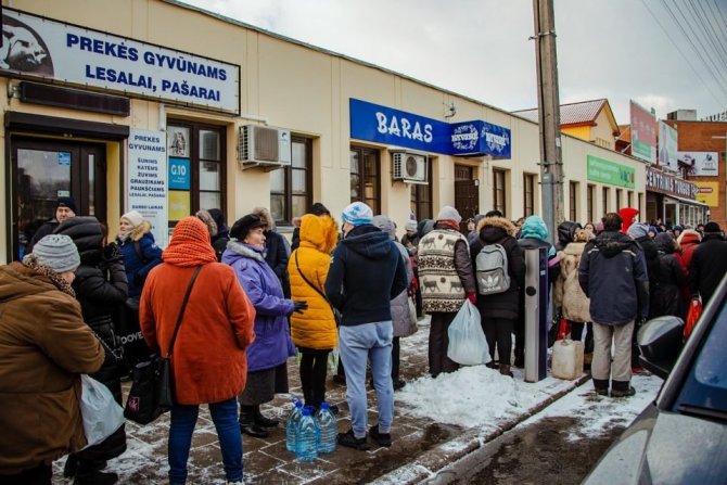 Živilės Večiorkutės/„Jūsų Panevėžys“ nuotr./Prie nemokamai dalijamo pieno – panevėžiečių eilė.