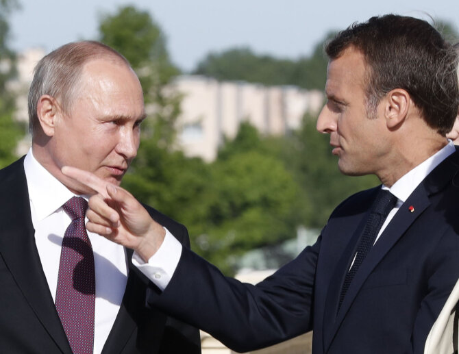 „Scanpix“/AP nuotr./Vladimiras Putinas ir Emmanuelis Macronas Sankt Peterburge